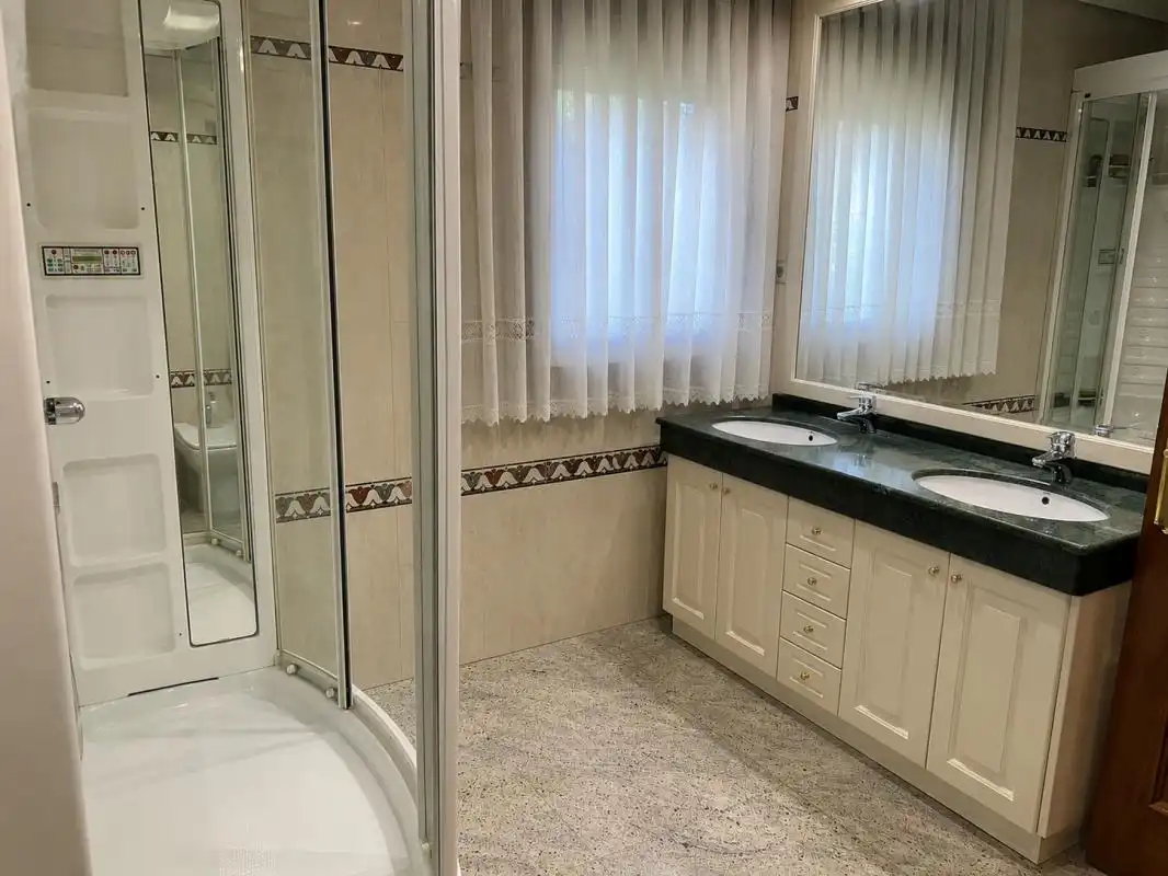 Baño de Casa o chalet en venta en Alcalá de Henares con Aire acondicionado, Calefacción y Jardín privado