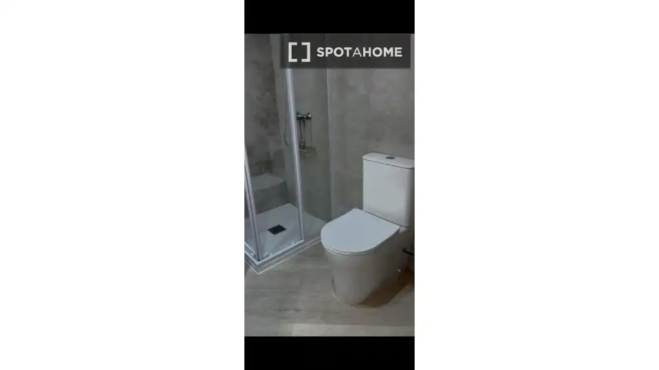 Baño de Piso de alquiler en Barcelona con Aire acondicionado, Calefacción y Amueblado