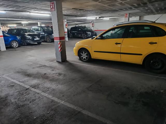 Garaje en Alquiler en Carrer Doctor Ramon Solanich i Riera en La Florida