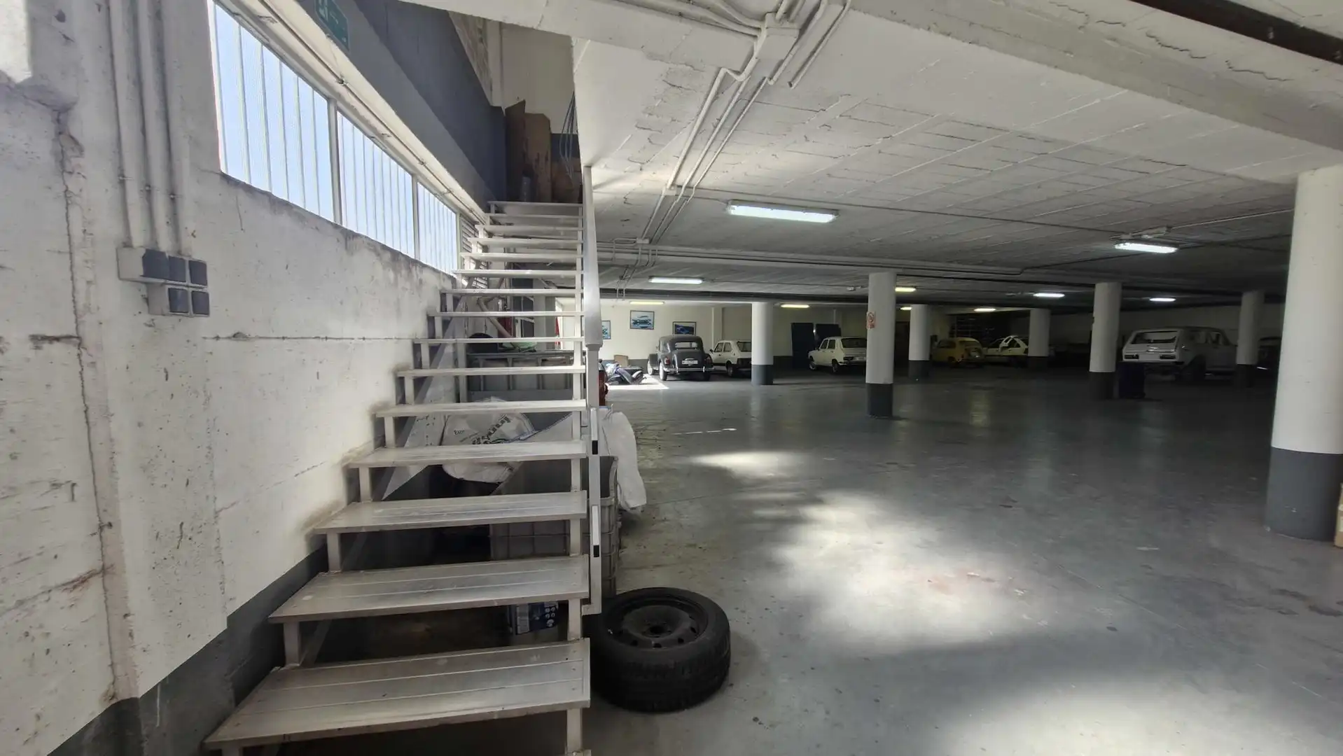 Parkplatz von Fabrikhallen zum Verkauf in Negreira
