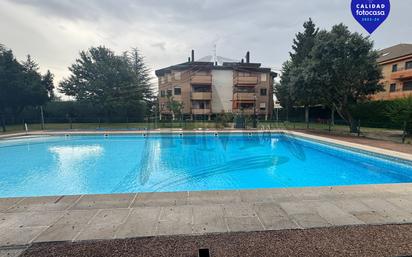 Piscina de Pis en venda en El Escorial amb Terrassa i Balcó