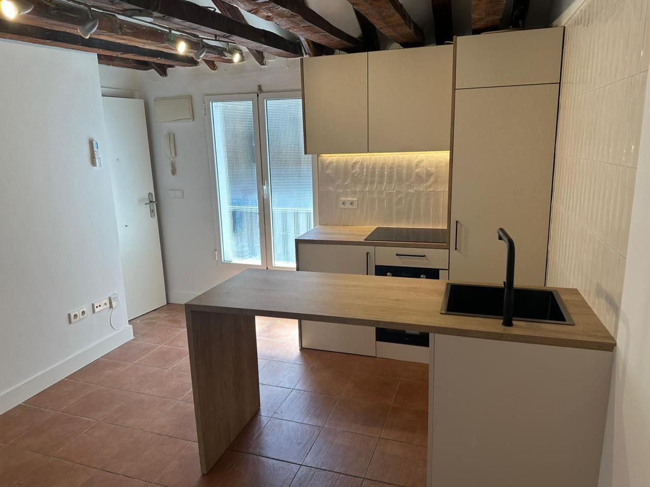 Kitchen of Flat to rent in  Madrid Capital  with Air Conditioner