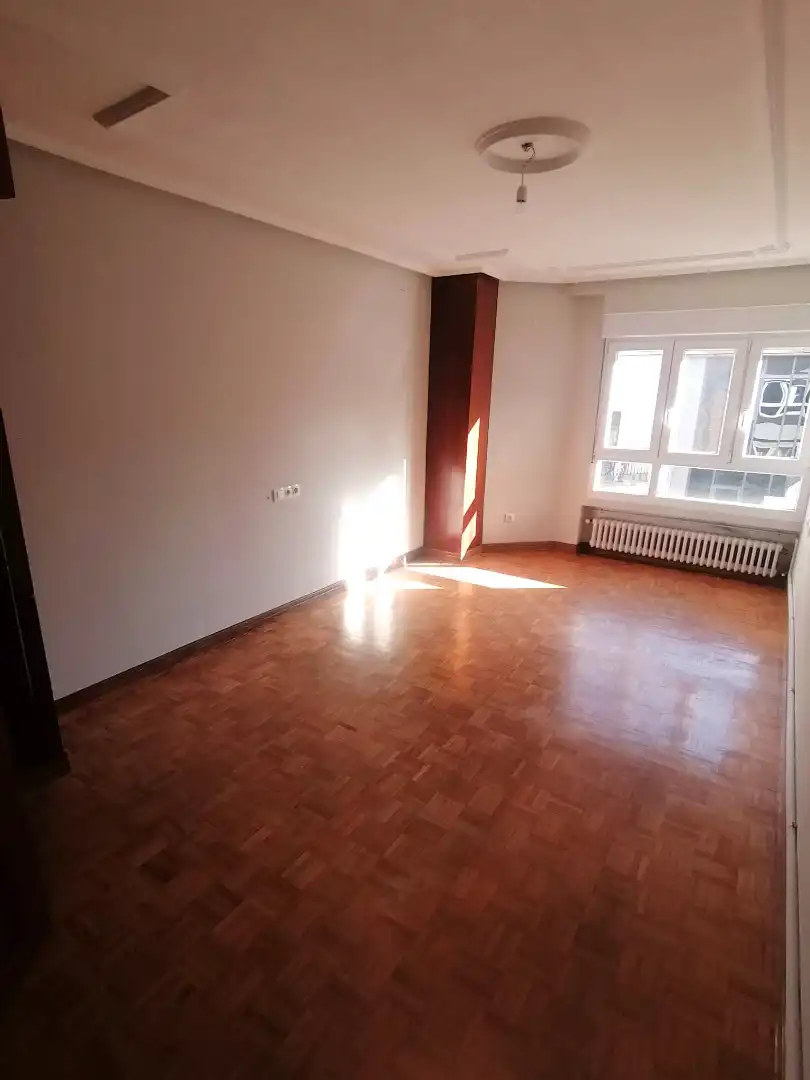 Schlafzimmer von Wohnung zur Miete in Gijón  mit Heizung, Parkett und Terrasse