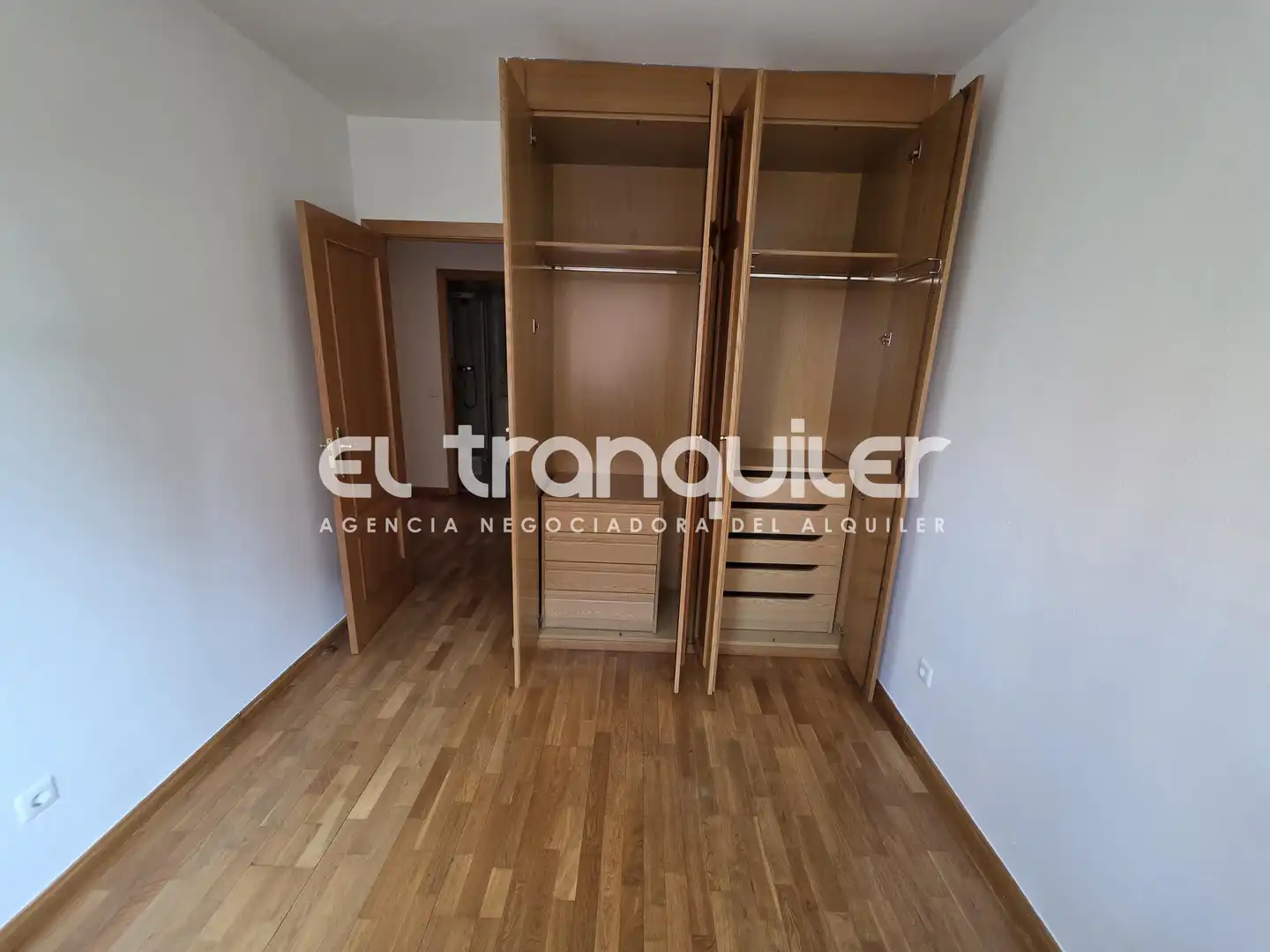Dormitori de Pis de lloguer en Madrid amb Aire condicionat, Parquet i Piscina
