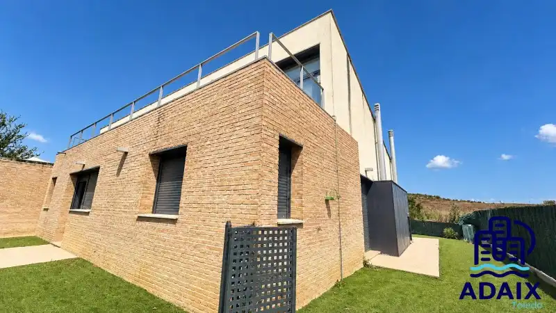 Exterior view of Houses for sale in Layos  with Air Conditioner, Heating and Terrace