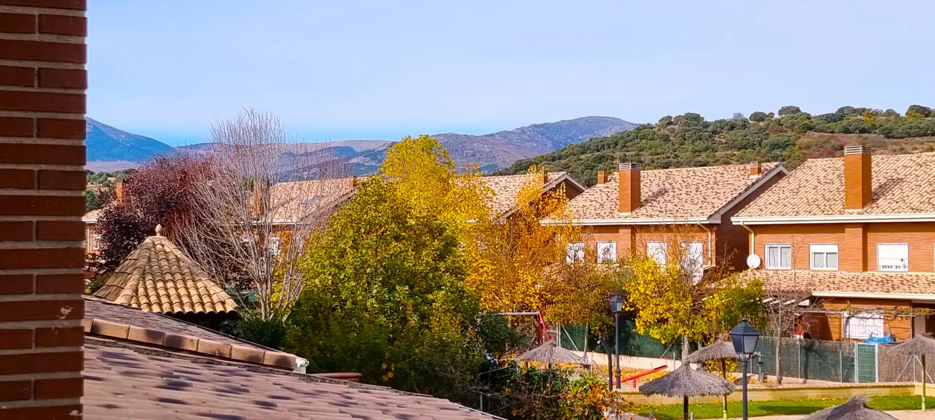 Vista exterior de Casa adosada en venda en Guadalix de la Sierra amb Aire condicionat, Calefacció i Jardí privat