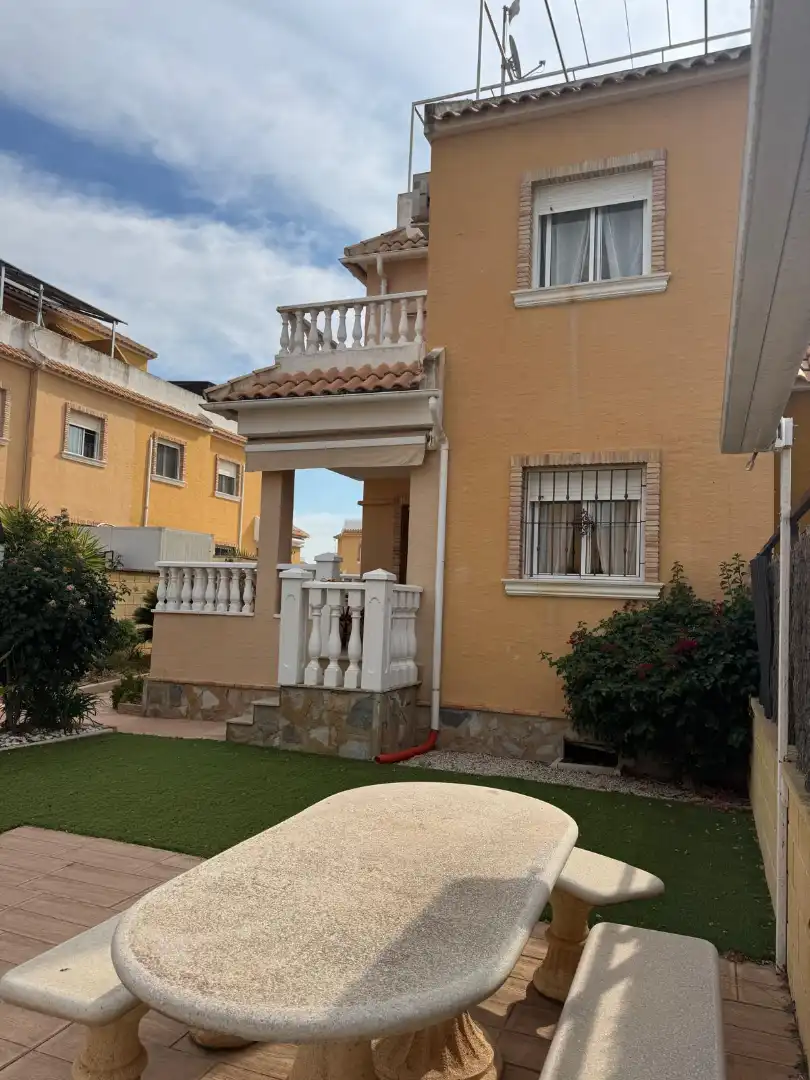Vista exterior de Casa adosada en venda en Rojales amb Aire condicionat, Calefacció i Jardí privat