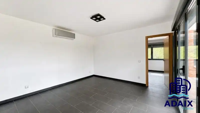 Houses for sale in Layos  with Air Conditioner, Heating and Terrace