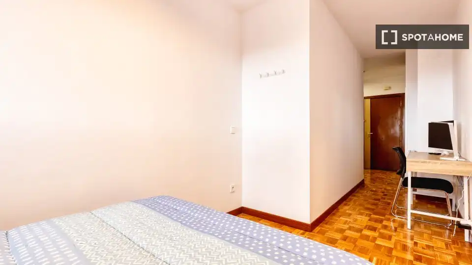 Bedroom of Flat for share in Madrid  with Air Conditioner, Terrace and Furnished