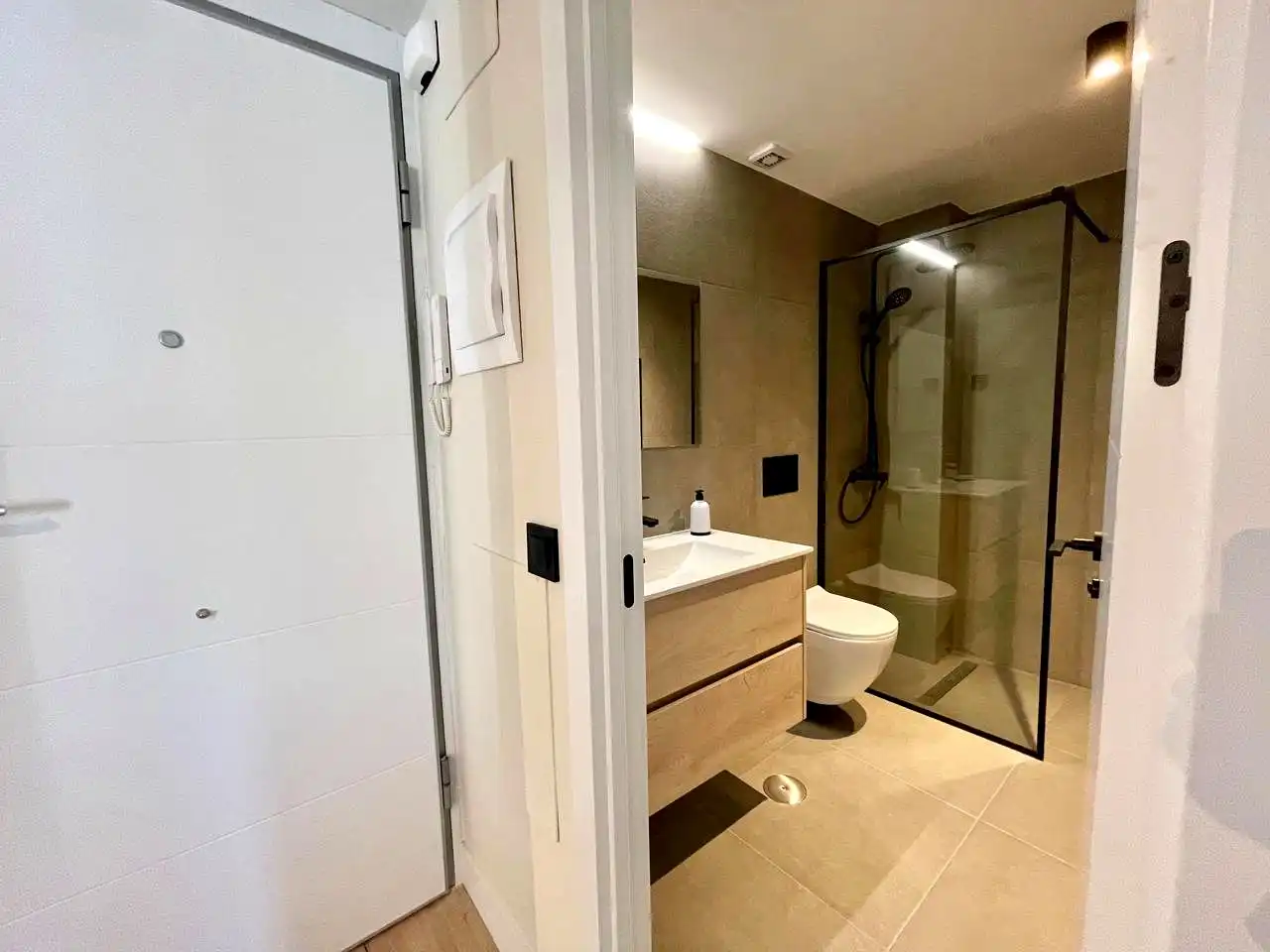 Bany de Apartament de lloguer en Madrid amb Aire condicionat, Calefacció i Moblat