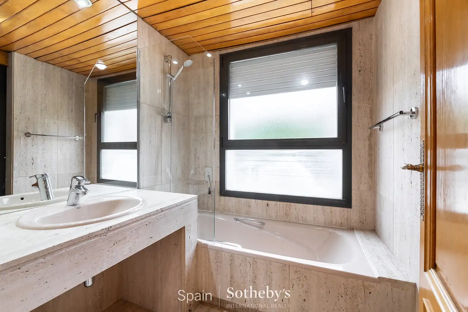 Bathroom of Houses for rent in Madrid  with Air Conditioner, Heating and Private garden