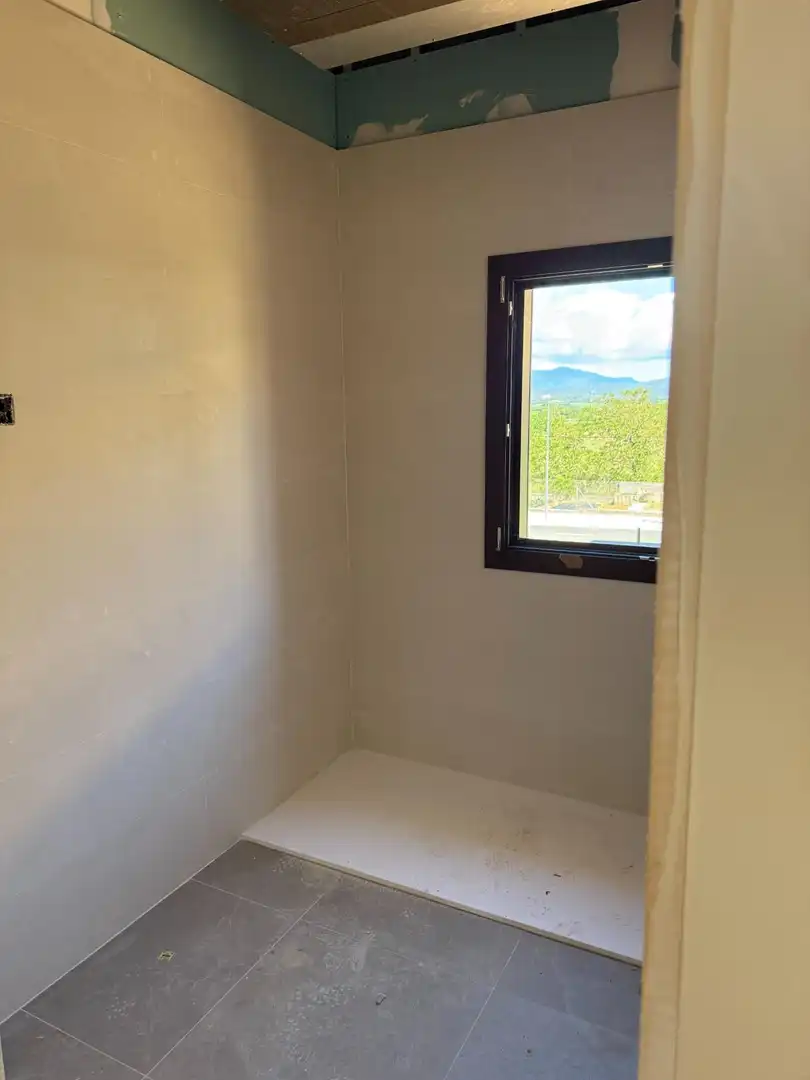 Baño de Casa adosada en venta en Navata con Calefacción, Jardín privado y Parquet