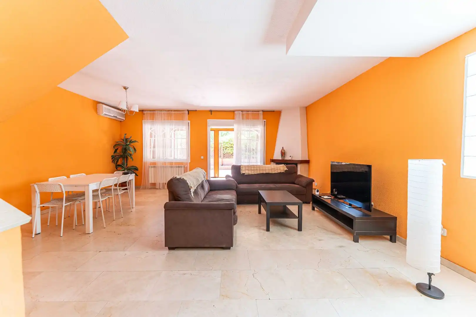Sala de estar de Casa adosada en venta en Fuenlabrada con Aire acondicionado, Calefacción y Jardín privado