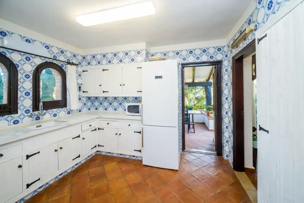 Küche von Haus oder Chalet zum Verkauf in Castell d'Aro, Platja d'Aro i s'Agaró mit Klimaanlage, Heizung und Privatgarten