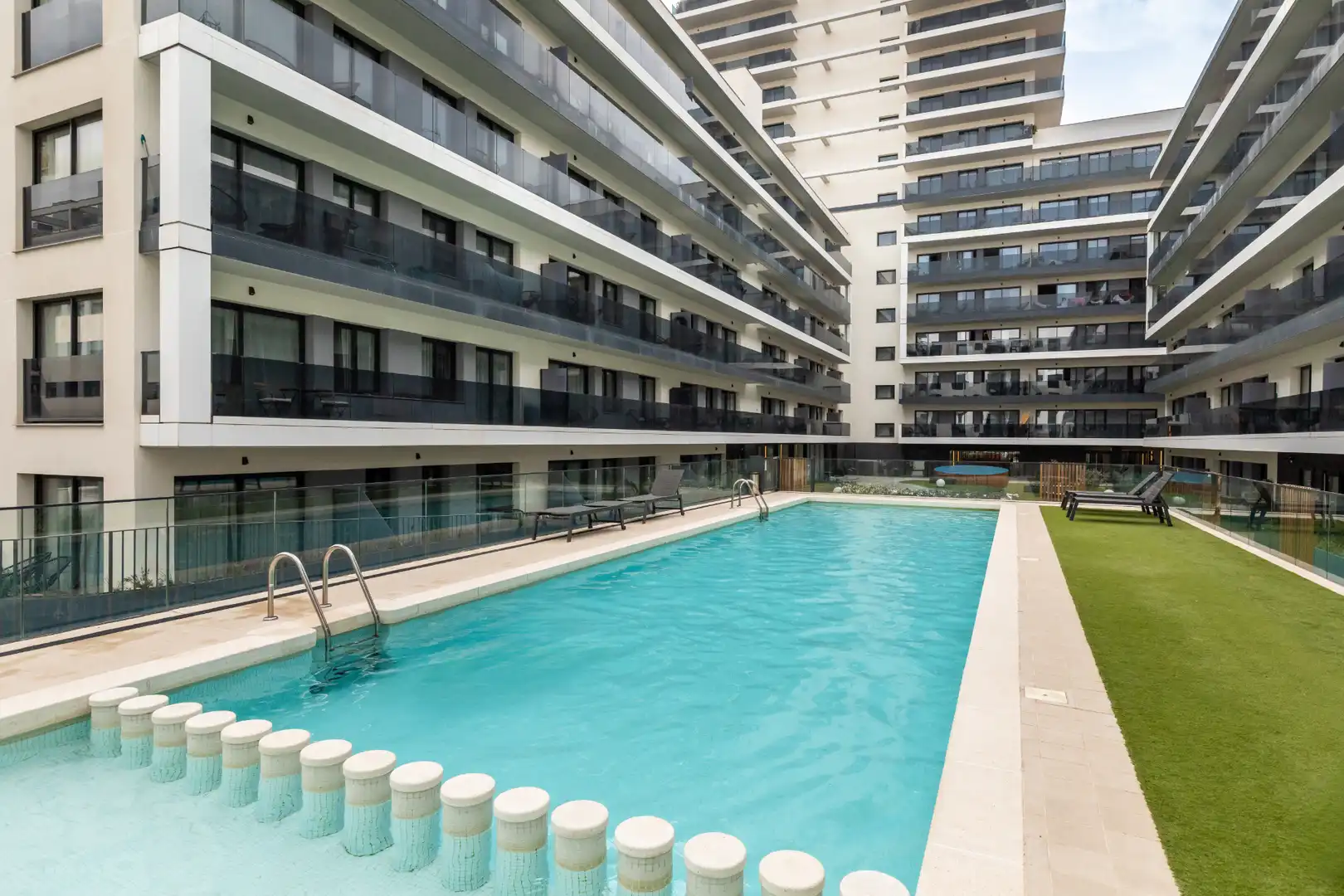 Piscina de Pis en venda en Barcelona amb Aire condicionat, Calefacció i Terrassa