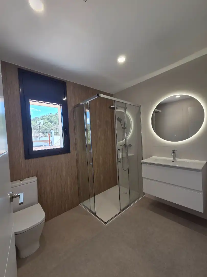 Baño de Casa o chalet en venta en Torrelles de Llobregat con Aire acondicionado, Calefacción y Jardín privado