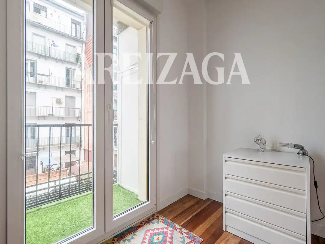 Habitación de Piso en venta en Donostia - San Sebastián  con Calefacción y Balcón