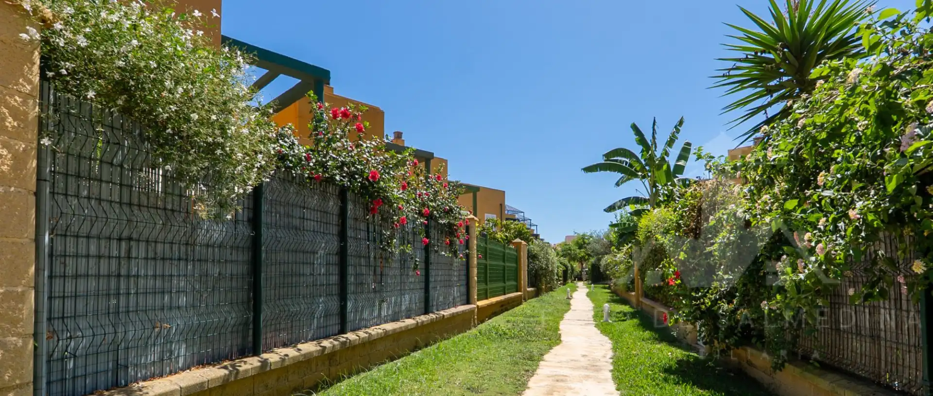 Jardín de Casa adosada en venta en Rota con Aire acondicionado, Terraza y Piscina comunitaria