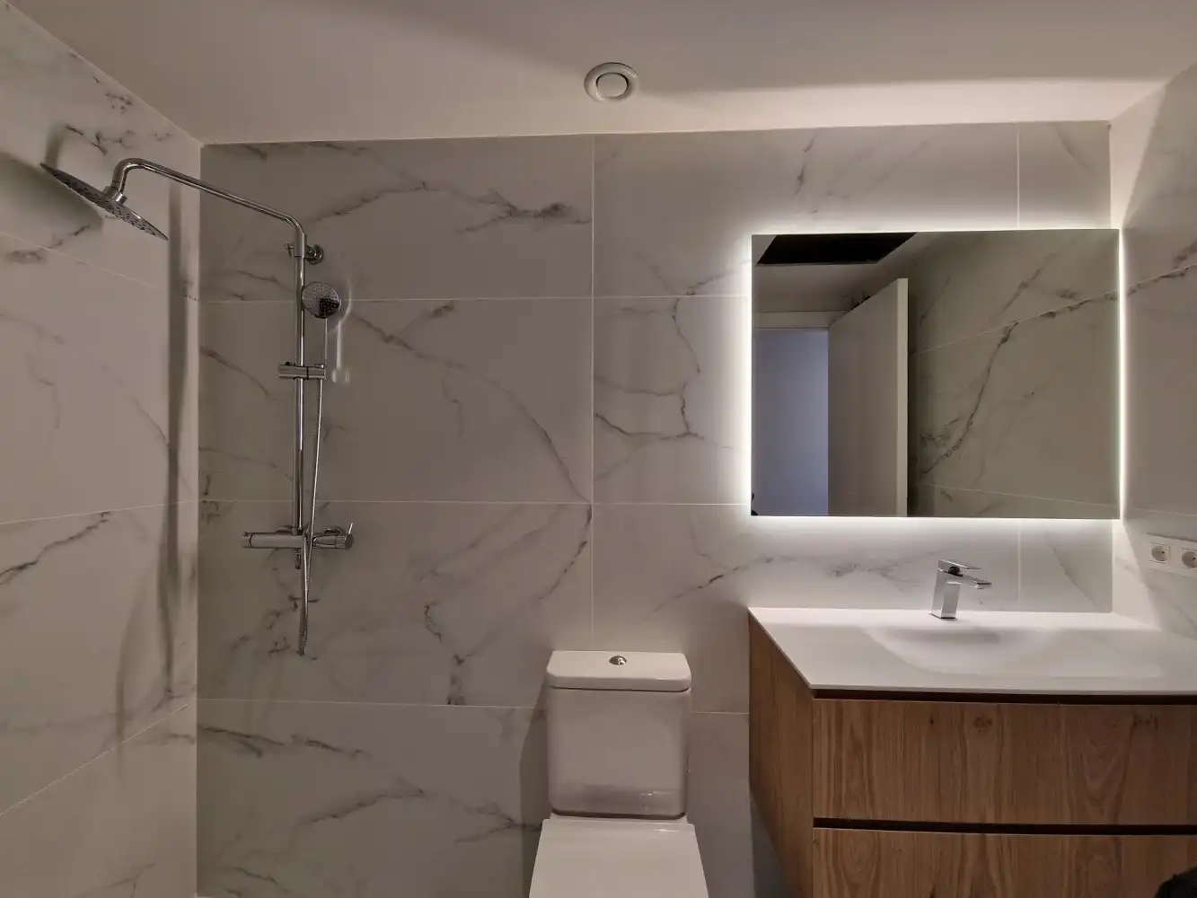 Bathroom of Attic for sale in Girona  with Air Conditioner, Heating and Terrace