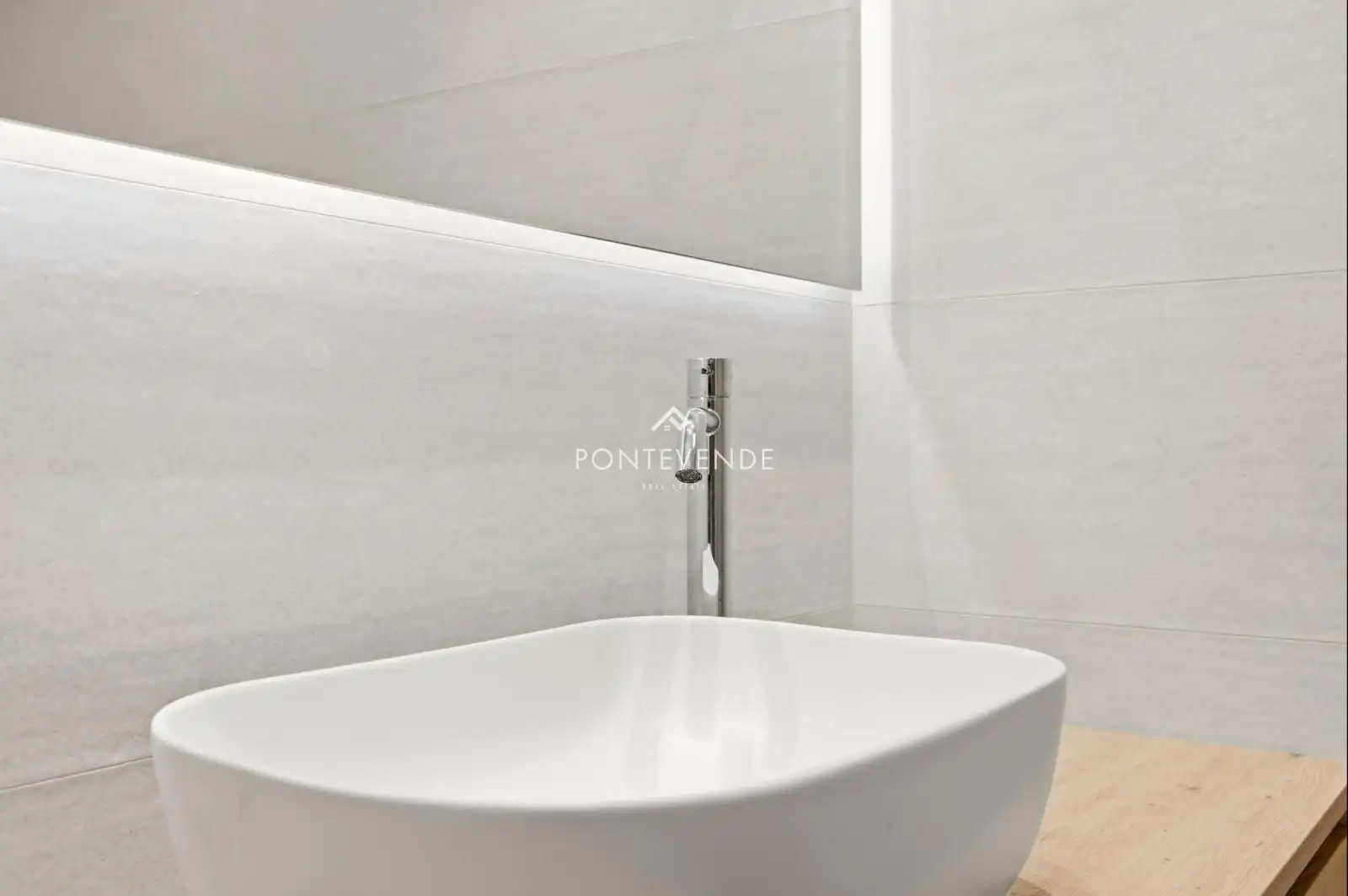 Bathroom of Flat for sale in Pontevedra Capital   with Heating and Storage room