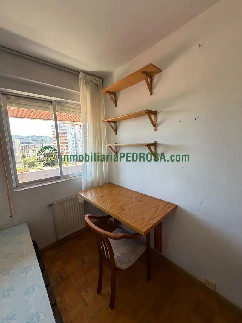 Dormitori de Estudi de lloguer en Pontevedra Capital  amb Calefacció, Parquet i Moblat