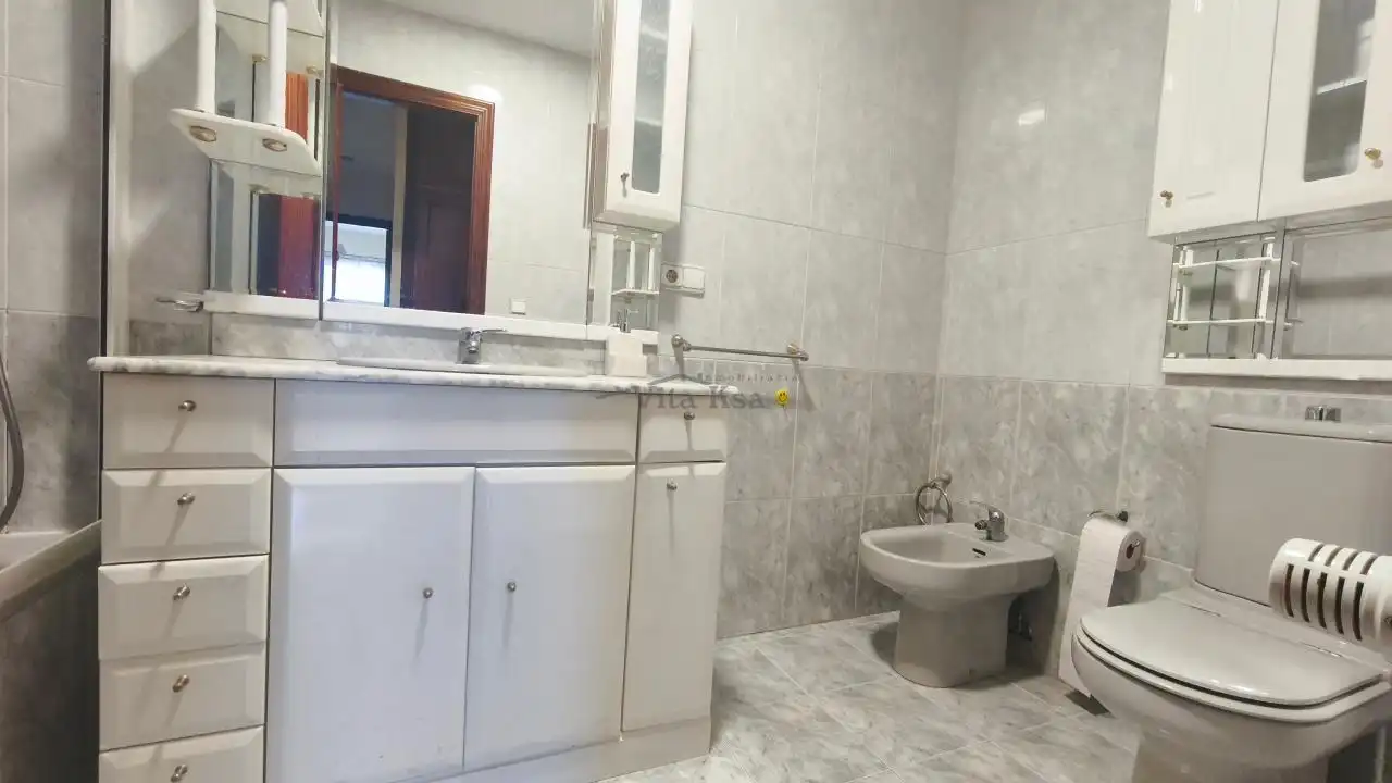 Baño de Dúplex de alquiler en Barbadás con Calefacción, Parquet y Amueblado