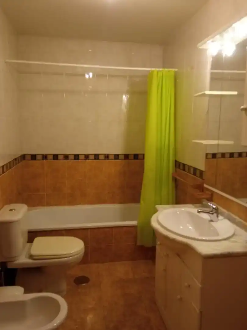 Badezimmer von Wohnung zur Miete in Ciudad Real mit Privatgarten, Parkett und Schwimmbad