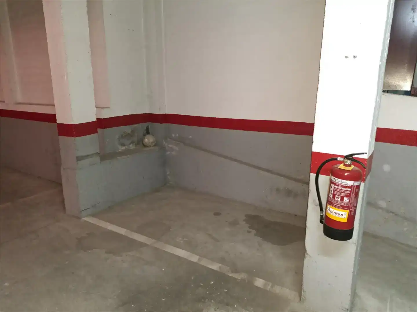 Parkplatz von Garage zum Verkauf in Yuncler