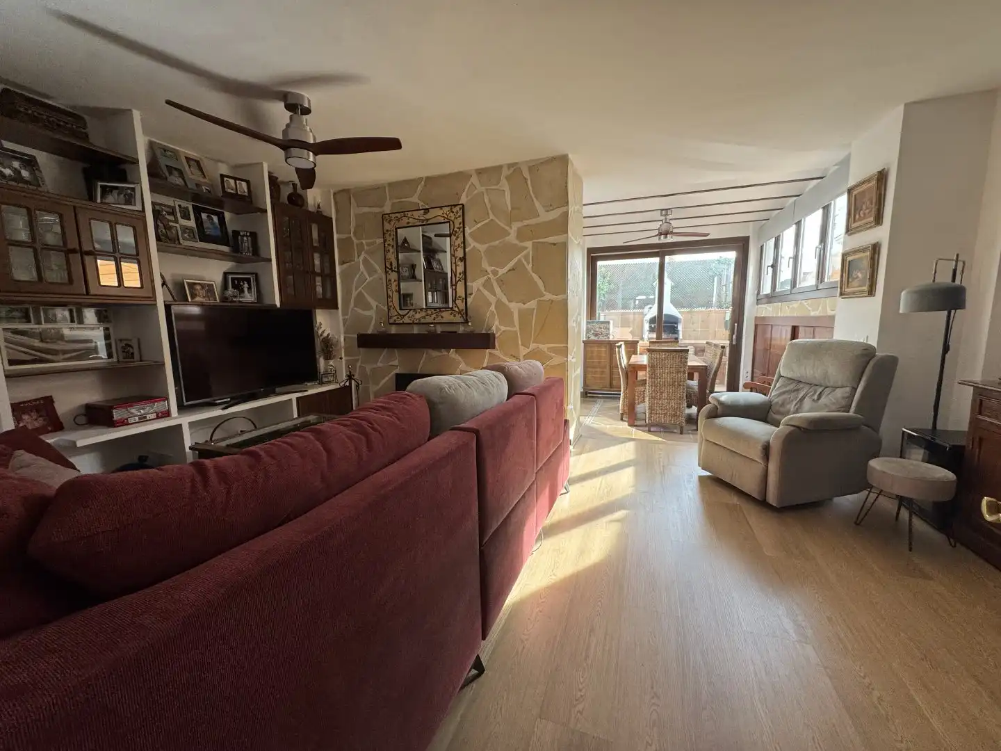 Sala de estar de Casa adosada en venta en Bormujos con Aire acondicionado, Terraza y Trastero