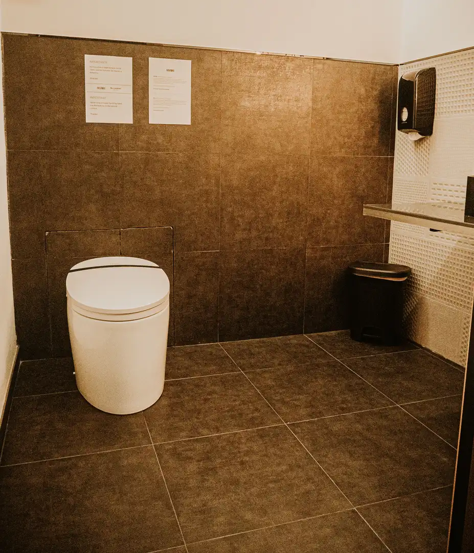 Badezimmer von Büro zur Miete in Málaga mit Klimaanlage