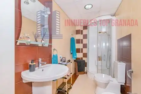Baño de Apartamento en venta en Albolote con Trastero y Piscina comunitaria