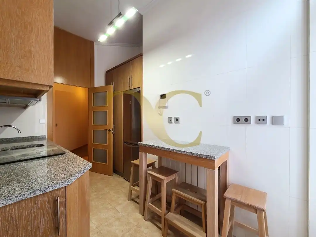 Cuina de Apartament en venda en Gijón  amb Calefacció, Moblat i Balcó