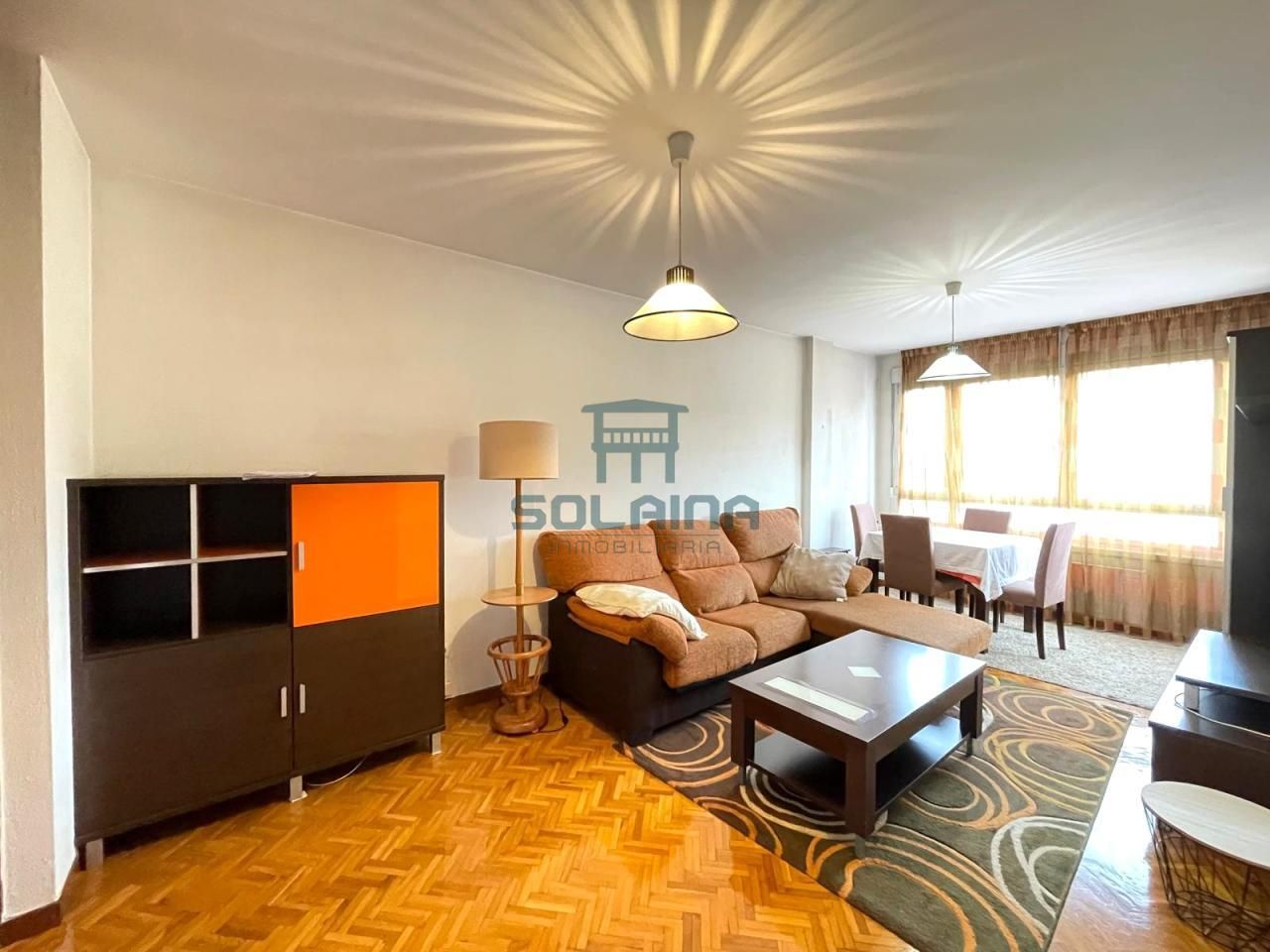 Sala d'estar de Apartament de lloguer en Ourense Capital  amb Calefacció, Parquet i Moblat