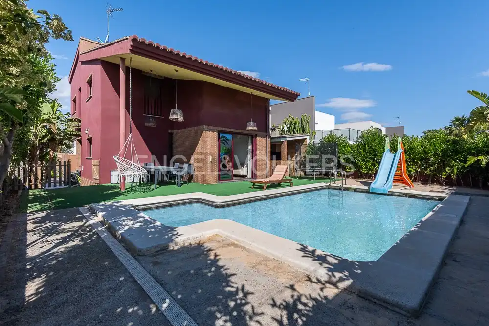 Swimming pool of Houses for rent in Paterna  with Air Conditioner, Heating and Private garden