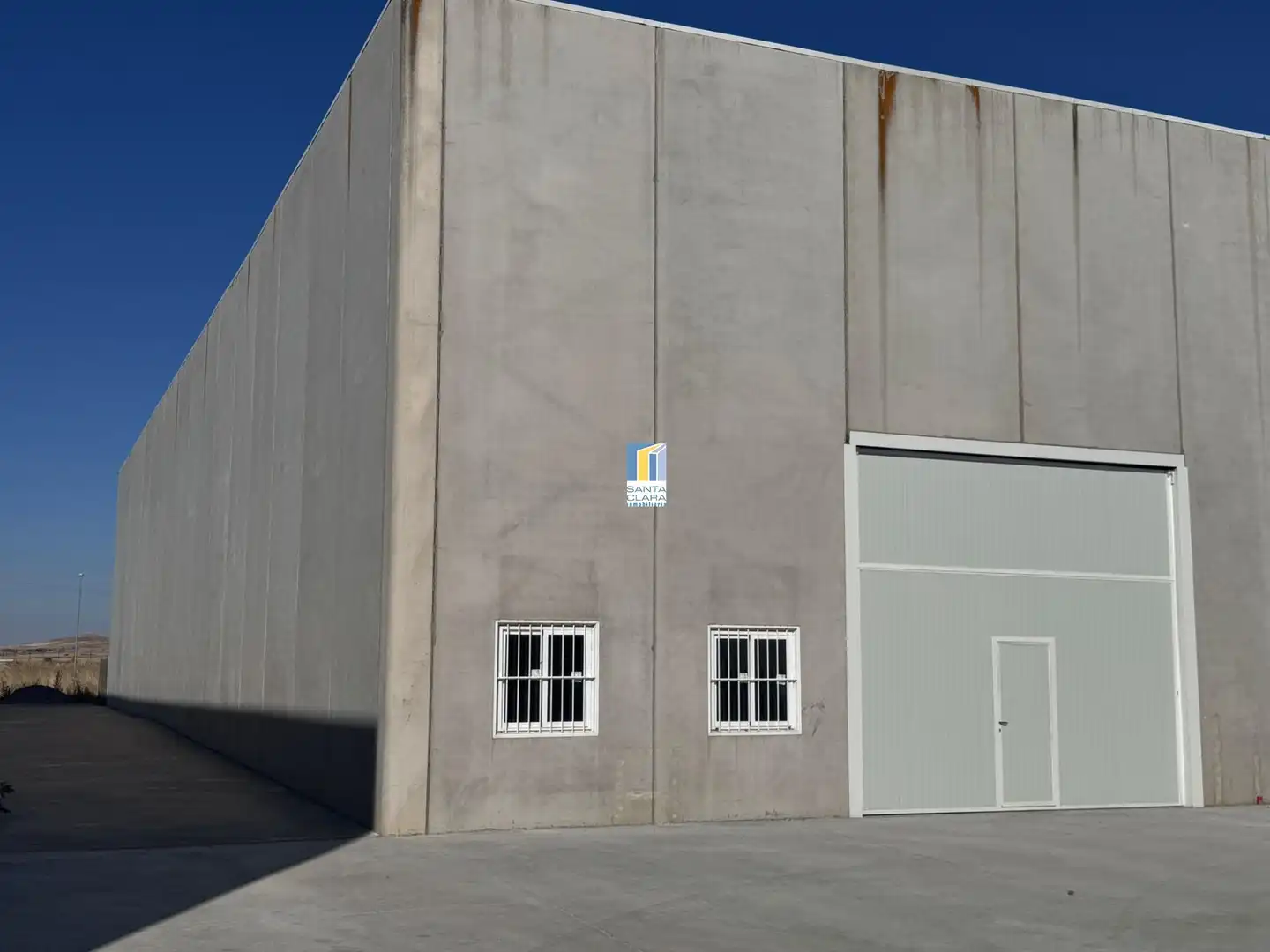 Außenansicht von Fabrikhallen zur Miete in Coreses