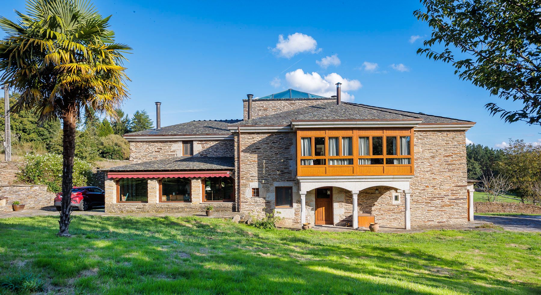 Vista exterior de Casa o xalet en venda en Lugo Capital amb Piscina i Moblat