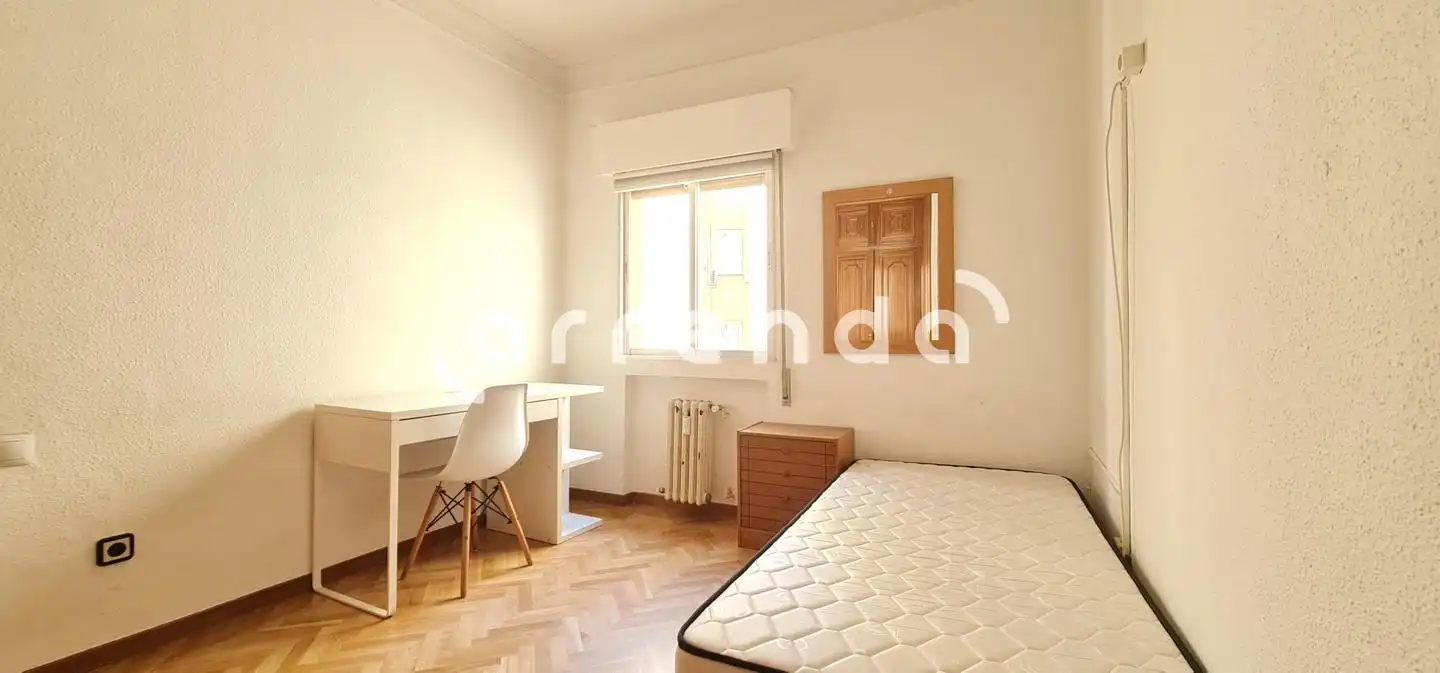 Bedroom of Flat for rent in Madrid  with Heating and Parquet flooring