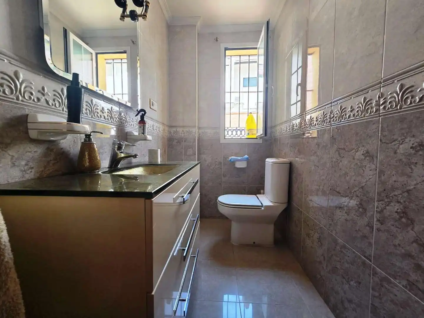 Bany de Casa o xalet en venda en Bormujos amb Aire condicionat i Piscina