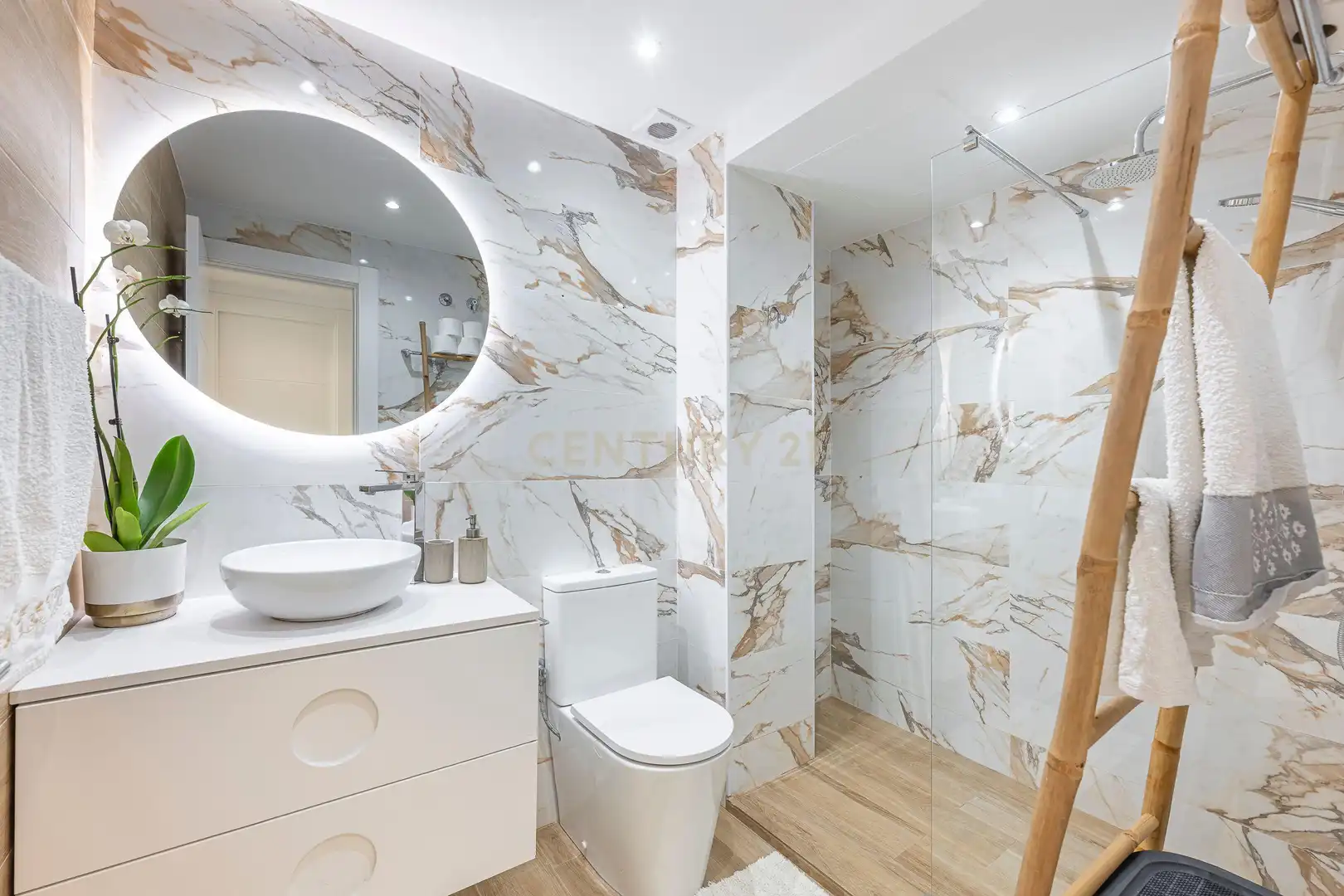 Baño de Apartamento en venta en Marbella con Aire acondicionado, Trastero y Balcón