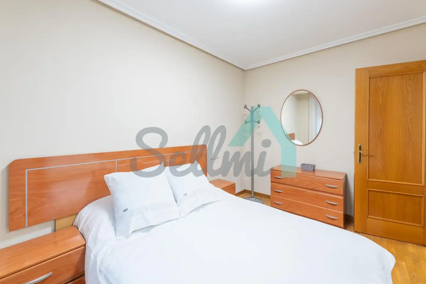 Bedroom of Flat for rent in Oviedo   with Heating, Parquet flooring and Furnished