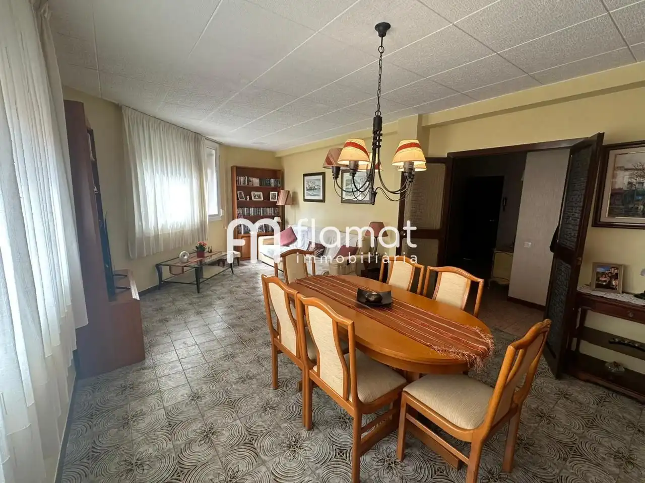 Comedor de Edificio en venta en Santa Coloma de Gramenet