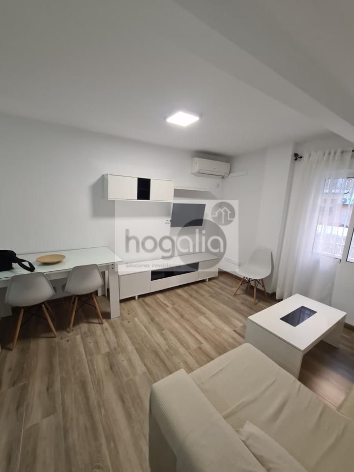 Sala d'estar de Pis de lloguer en  Sevilla Capital amb Aire condicionat i Moblat