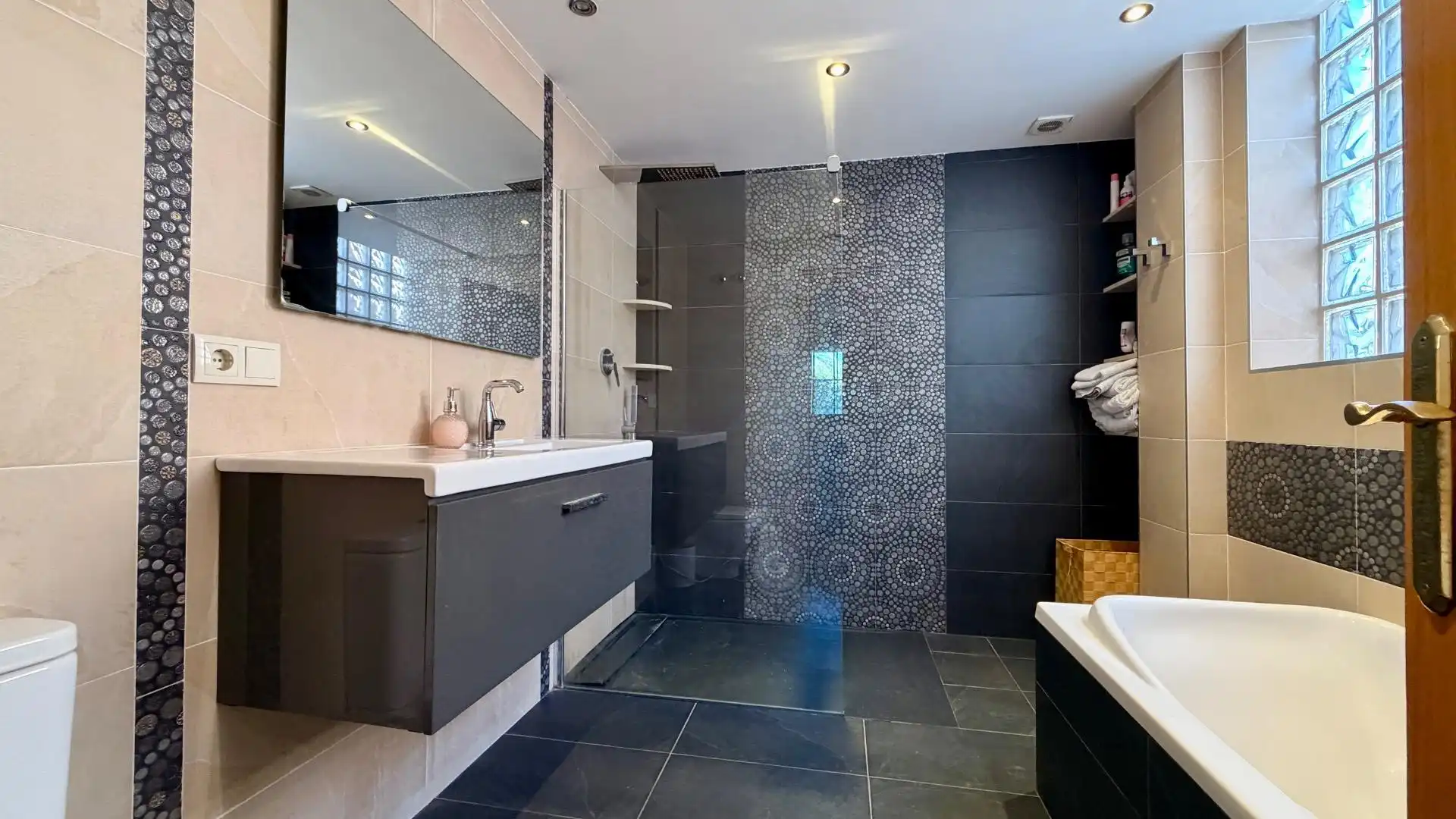 Bathroom of Houses for sale in Elche / Elx  with Air Conditioner, Heating and Terrace