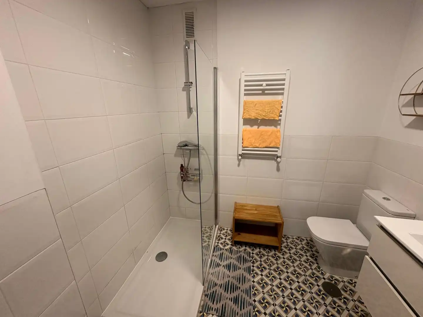 Badezimmer von Wohnung zur Miete in Madrid mit Heizung und Balkon