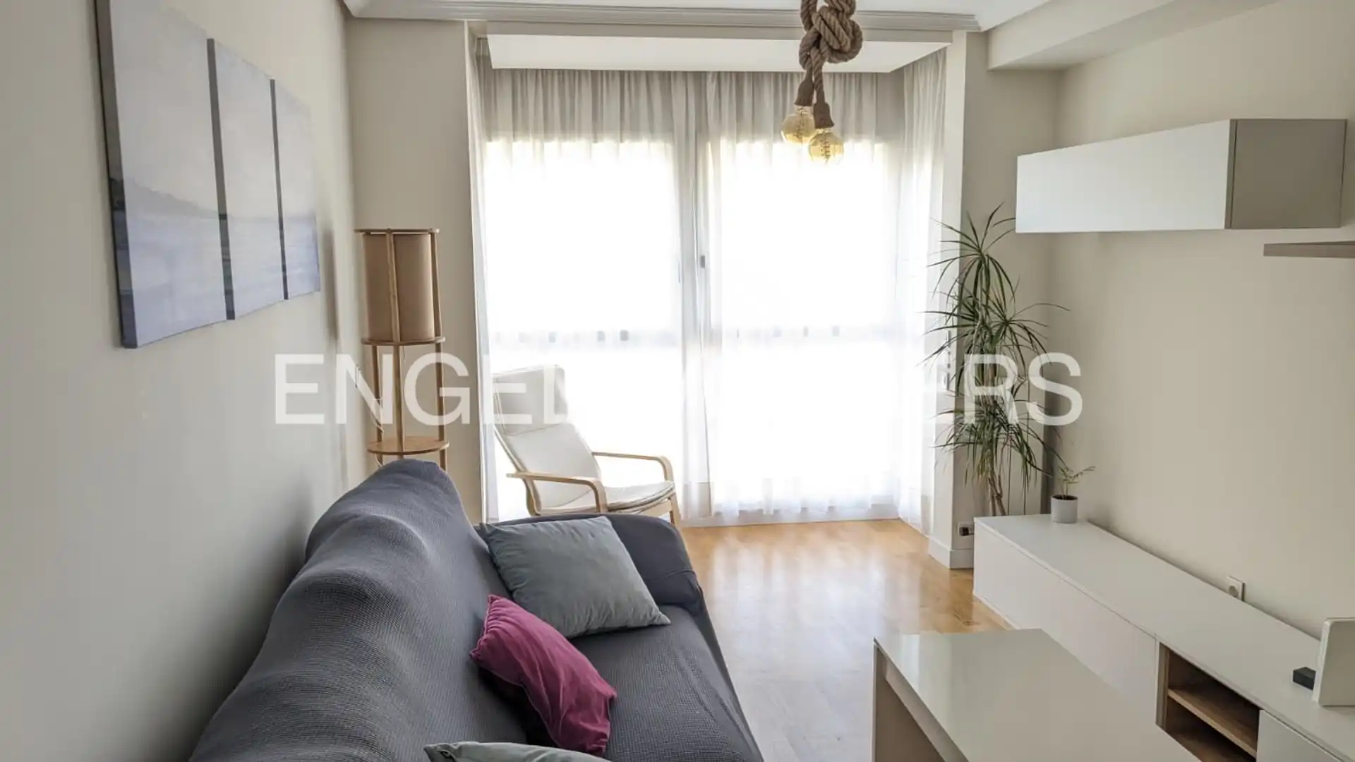 Living room of Flat for rent in  Madrid Capital  with Air Conditioner, Heating and Parquet flooring