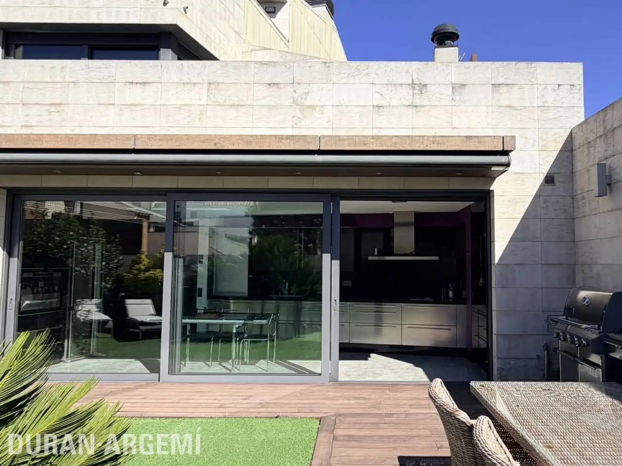 Vista exterior de Casa o xalet en venda en Terrassa amb Aire condicionat, Calefacció i Jardí privat
