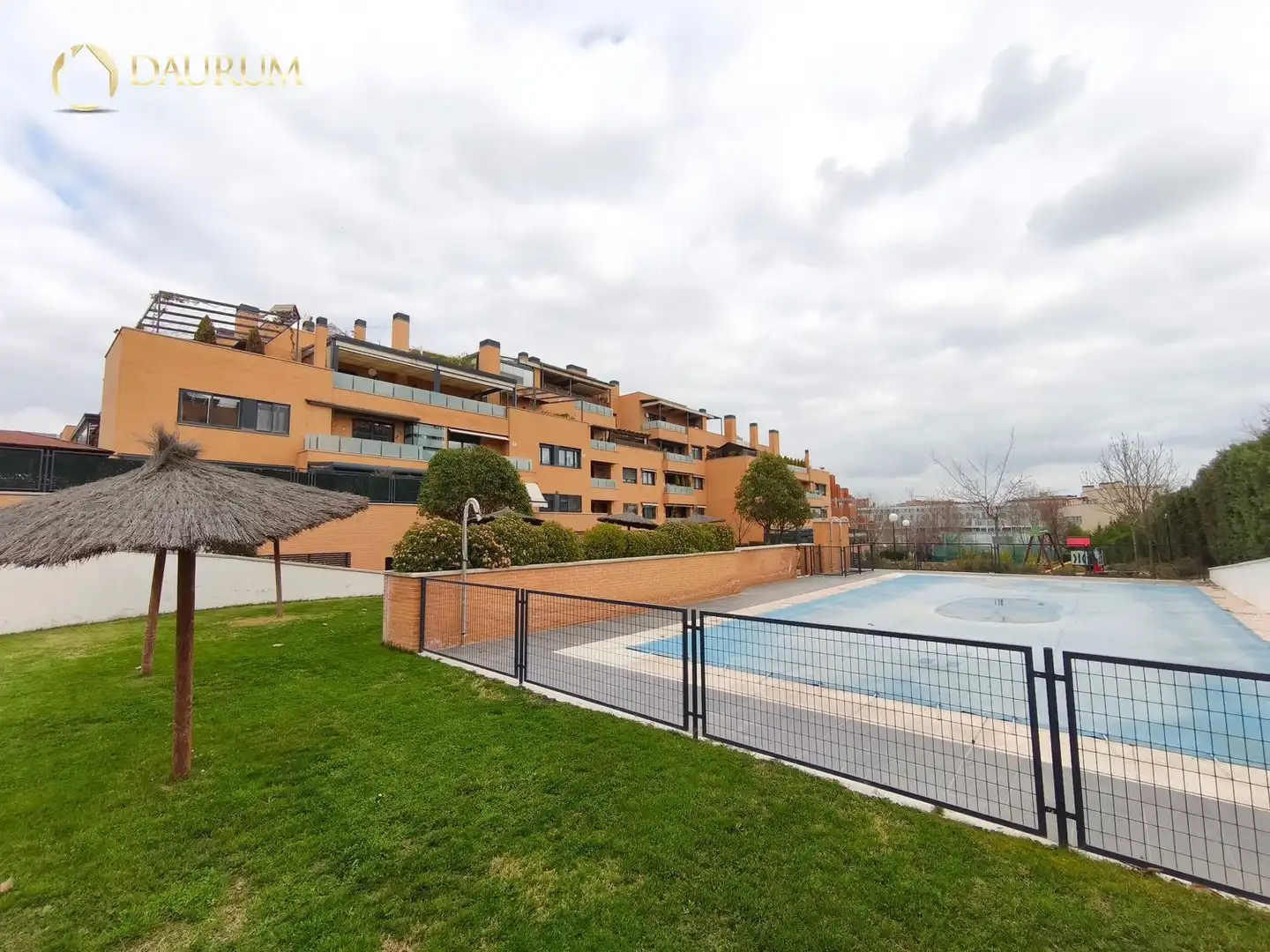 Außenansicht von Wohnung zum Verkauf in Paracuellos de Jarama mit Klimaanlage, Heizung und Terrasse
