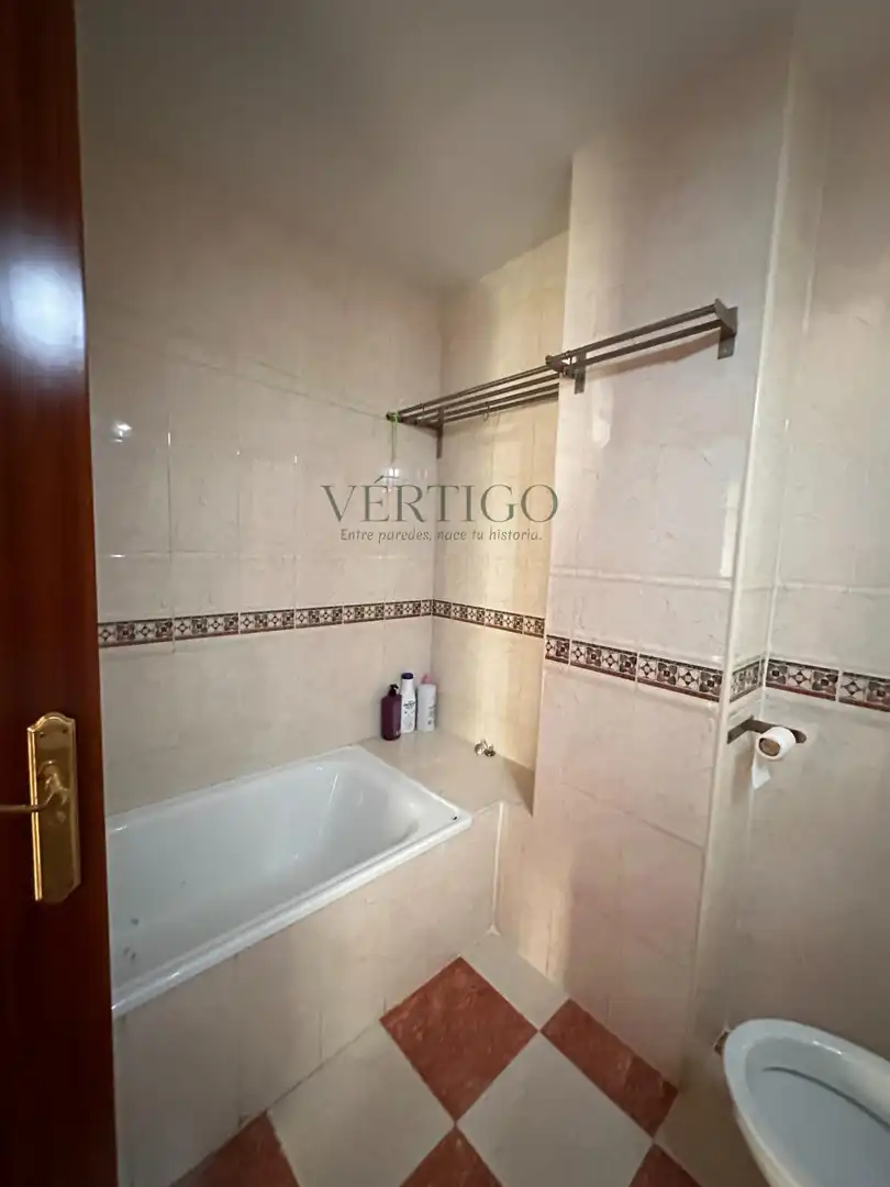 Baño de Piso en venta en Dos Hermanas con Aire acondicionado y Trastero