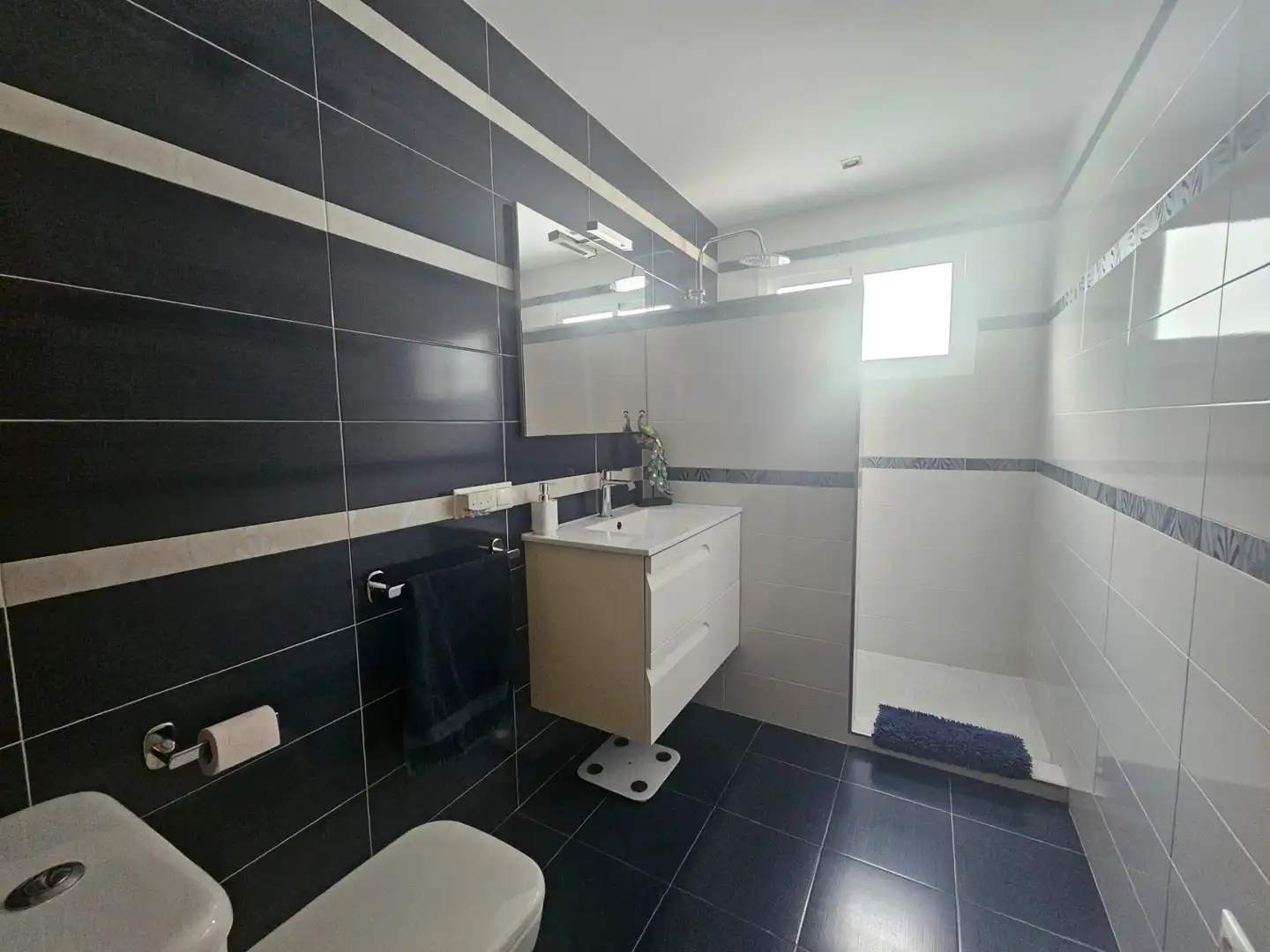 Baño de Casa adosada en venta en Umbrete con Aire acondicionado, Calefacción y Jardín privado