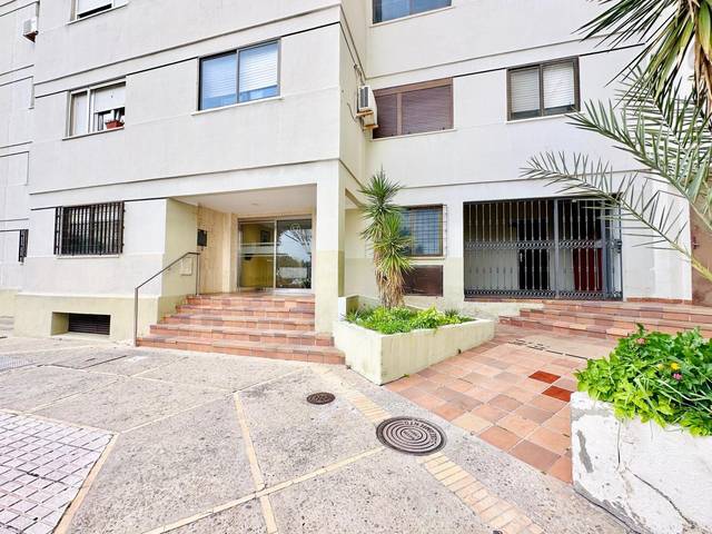 Piso en Venta en Avenida de la Constitución de 1978 en Cobreros Viejo